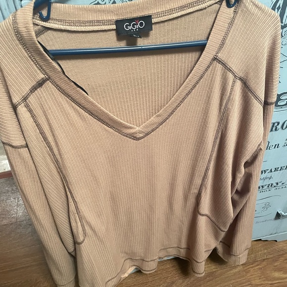 Cute boutique top - Picture 1 of 4
